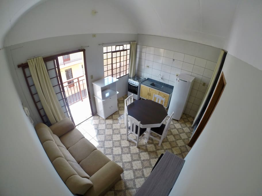 Ambiente interno de kitnet mobiliada no Residencial Major em Cascavel